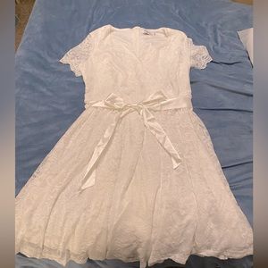 Whitelacy tea length dress w/ removable satin bowZip-up, great bridal showerdres